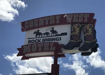 Country West Motel hotel thumbnail 2