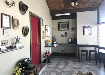 Country West Motel hotel thumbnail 8