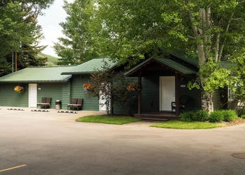 Huff House Inn and Cabins hotel thumbnail 4