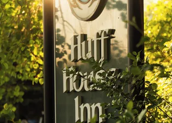 Huff House Inn and Cabins hotel thumbnail 5