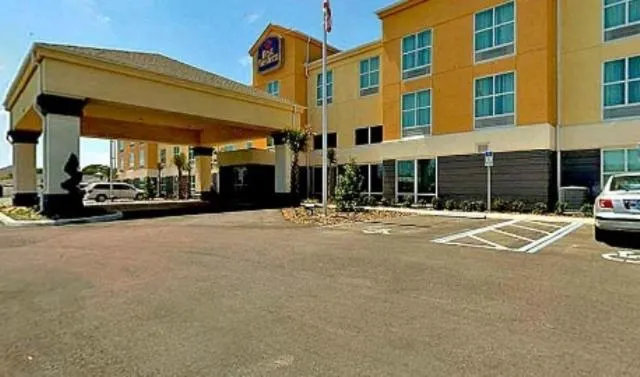 Best Western Plus Chain of Lakes Inn & Suites hotel detail image 2
