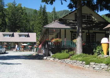 Whittaker's Motel & Historic Bunkhouse hotel thumbnail 4