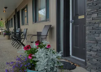 Maple Leaf Motel hotel thumbnail 2