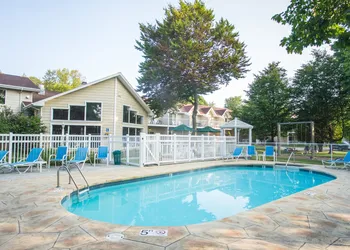 Somerset Inn & Suites hotel thumbnail 3