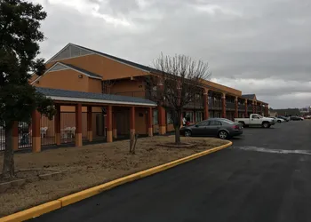 Hallmarc Inn hotel thumbnail 3