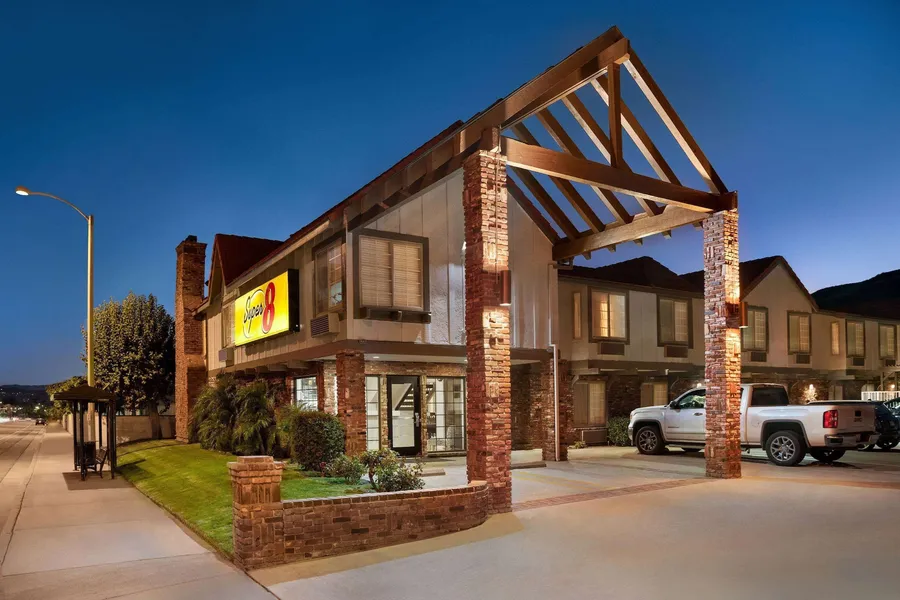 Super 8 by Wyndham Santa Clarita/Valencia hotel detail image 2