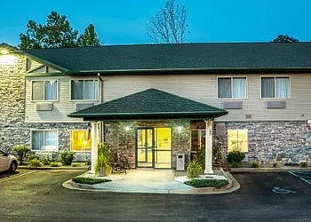 Super 8 by Wyndham Louisa hotel thumbnail 2
