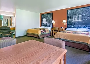 Super 8 by Wyndham Louisa hotel thumbnail 3