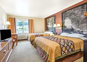 Super 8 by Wyndham Louisa hotel thumbnail 4