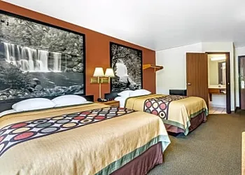 Super 8 by Wyndham Louisa hotel thumbnail 5
