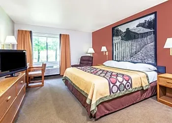 Super 8 by Wyndham Louisa hotel thumbnail 6