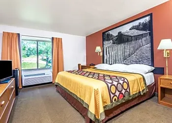 Super 8 by Wyndham Louisa hotel thumbnail 7