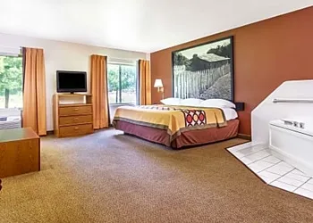 Super 8 by Wyndham Louisa hotel thumbnail 8