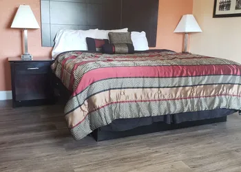 Four Season Motel hotel thumbnail 2