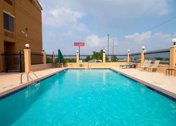 Comfort Suites Lake Ray Hubbard hotel thumbnail 8