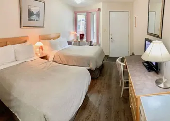 Sunwapta Falls Rocky Mountain Lodge hotel thumbnail 5