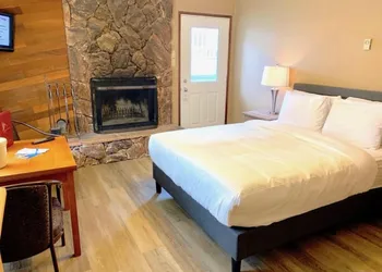 Sunwapta Falls Rocky Mountain Lodge hotel thumbnail 8