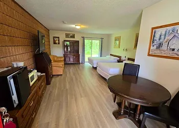 Top Notch Restaurant & Motel hotel thumbnail 5