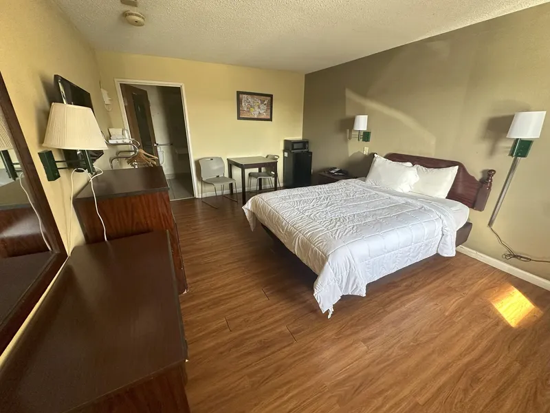 Econo Lodge Inn & Suites Southeast hotel detail image 6