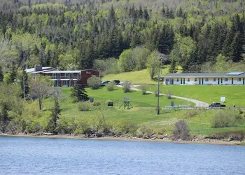 Duck Cove Inn hotel thumbnail 5
