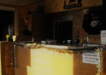 Eagle Crater Lake Inn hotel thumbnail 5