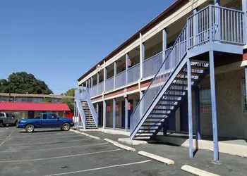 Deluxe Inn hotel thumbnail 2
