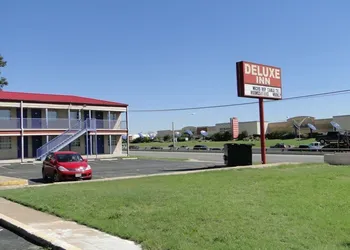 Deluxe Inn hotel thumbnail 3