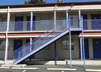 Deluxe Inn hotel thumbnail 4