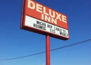 Deluxe Inn hotel thumbnail 6