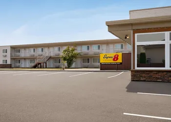 Super 8 by Wyndham Courtenay hotel thumbnail 2