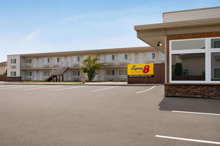 Super 8 by Wyndham Courtenay hotel detail image 2