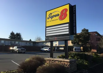 Super 8 by Wyndham Courtenay hotel thumbnail 3