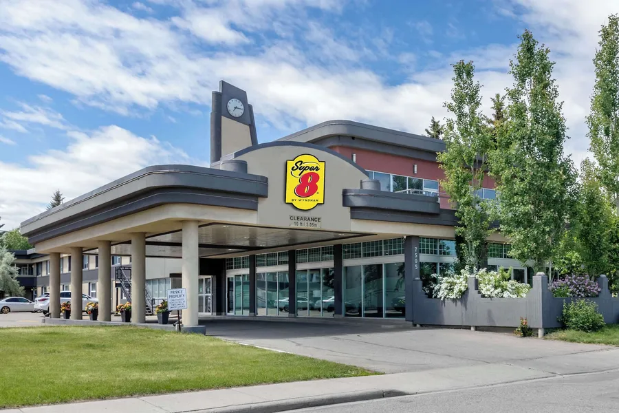 Super 8 by Wyndham Macleod Trail Calgary hotel detail image 2