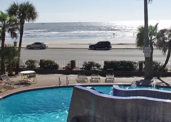 Commodore On The Beach hotel thumbnail 8