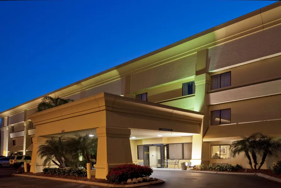 La Quinta Inn & Suites by Wyndham Tampa Fairgrounds - Casino hotel detail image 2