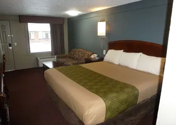 Econo Lodge Pittsburgh I-79 hotel thumbnail 2