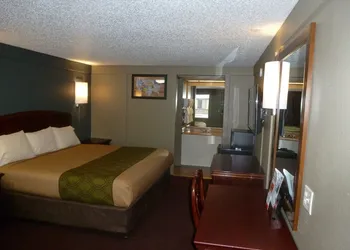 Econo Lodge Pittsburgh I-79 hotel thumbnail 5