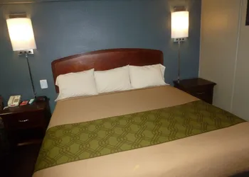 Econo Lodge Pittsburgh I-79 hotel thumbnail 6