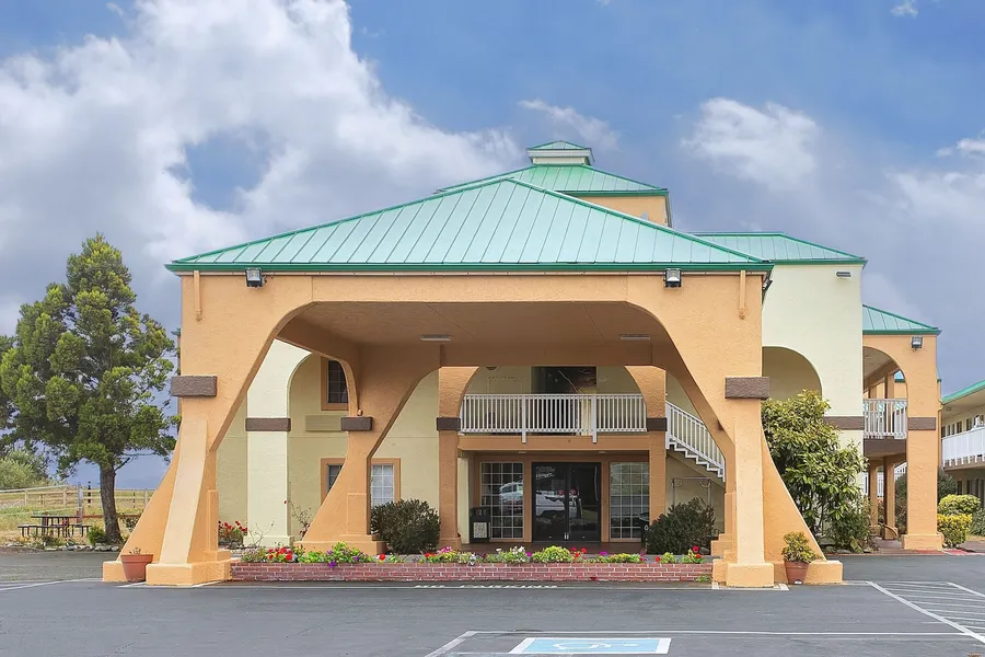 Quality Inn & Suites Crescent City Redwood Coast hotel detail image 2