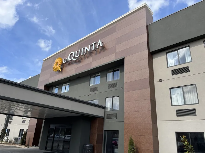 La Quinta Inn & Suites by Wyndham Nashville Airport hotel detail image 2