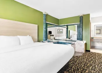 Quality Inn Russellville hotel thumbnail 6
