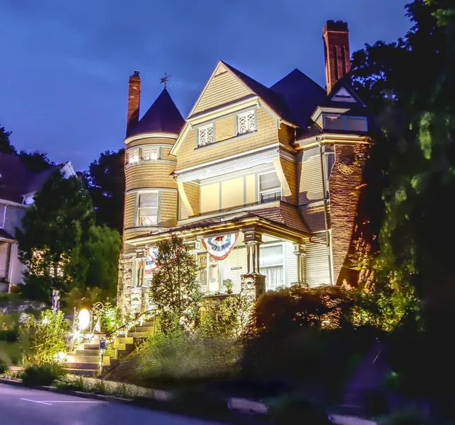 The Queen, A Victorian Bed & Breakfast hotel detail image 6