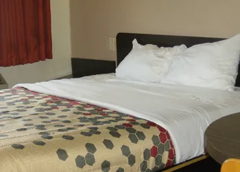 Econo Lodge Inn & Suites hotel thumbnail 2