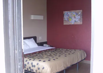 Econo Lodge Inn & Suites hotel thumbnail 3