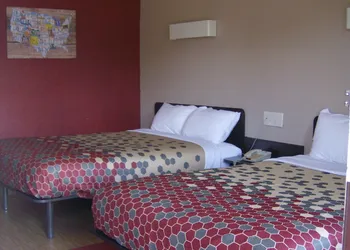 Econo Lodge Inn & Suites hotel thumbnail 4