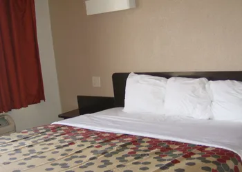 Econo Lodge Inn & Suites hotel thumbnail 5