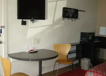 Econo Lodge Inn & Suites hotel thumbnail 6