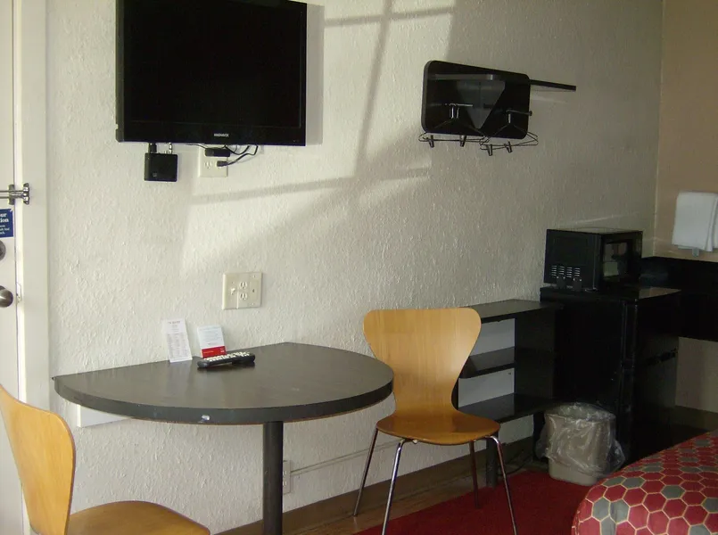 Econo Lodge Inn & Suites hotel detail image 6