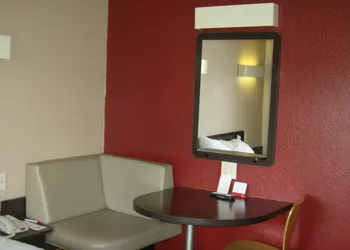 Econo Lodge Inn & Suites hotel thumbnail 7