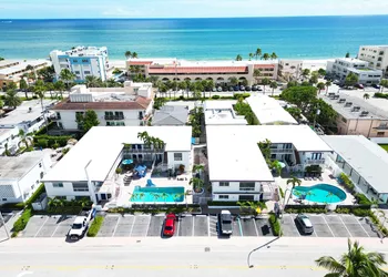 Blue Strawberry by the Sea hotel thumbnail 2